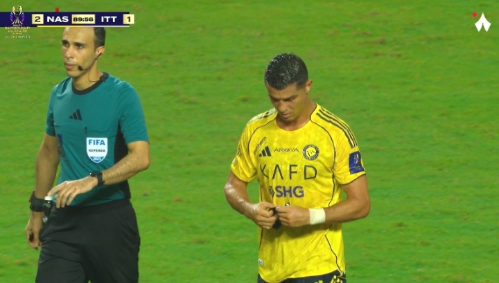 乐鱼-C罗第90分钟被换下场！下场前C罗转身向观众席鼓掌致意