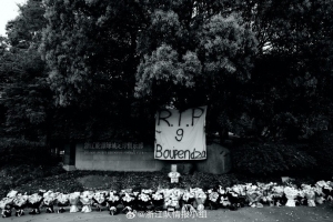 乐鱼体育娱乐-众多球迷为布彭扎献花并留言：愿黄龙的风永远吟唱你的名字