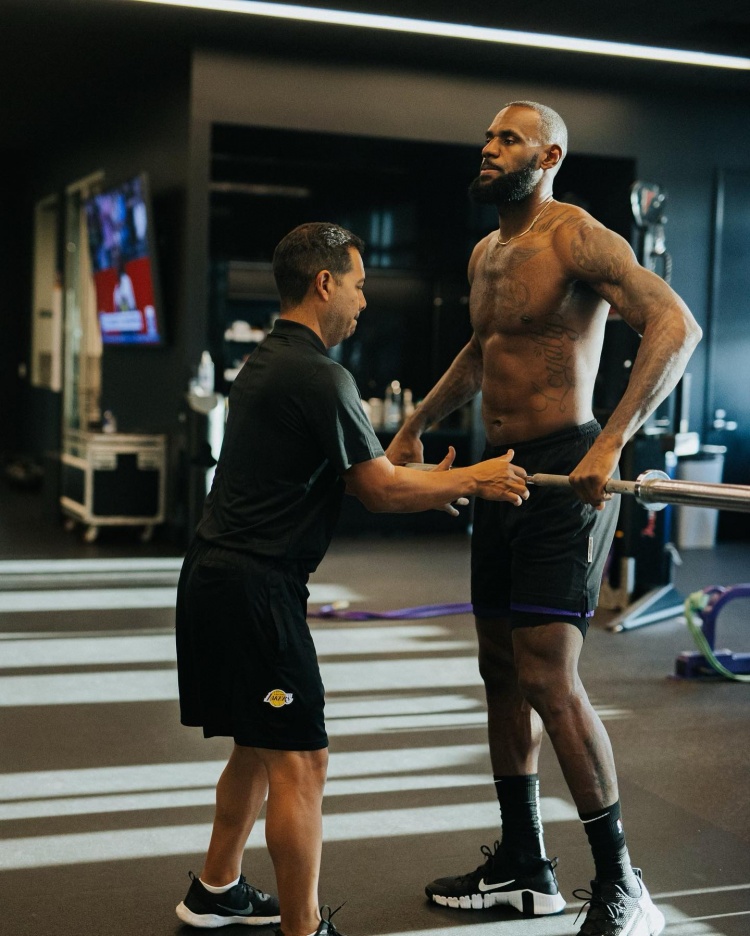 Skip：偶遇老詹的训练师 以为他要骂我 但他很友善还主动找我搭话