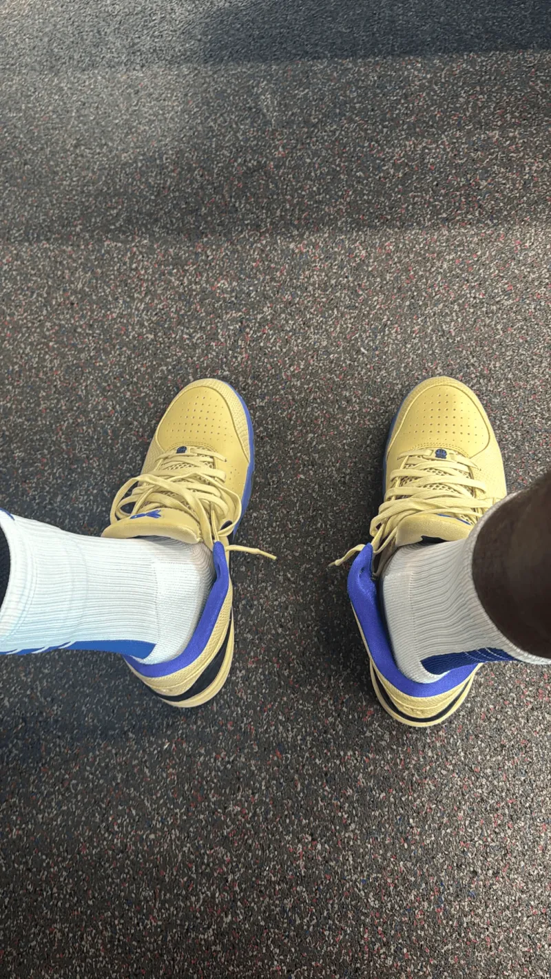 乐鱼体育娱乐-保罗-乔治Ins展示脚下穿着的巴塞罗那联名科比4