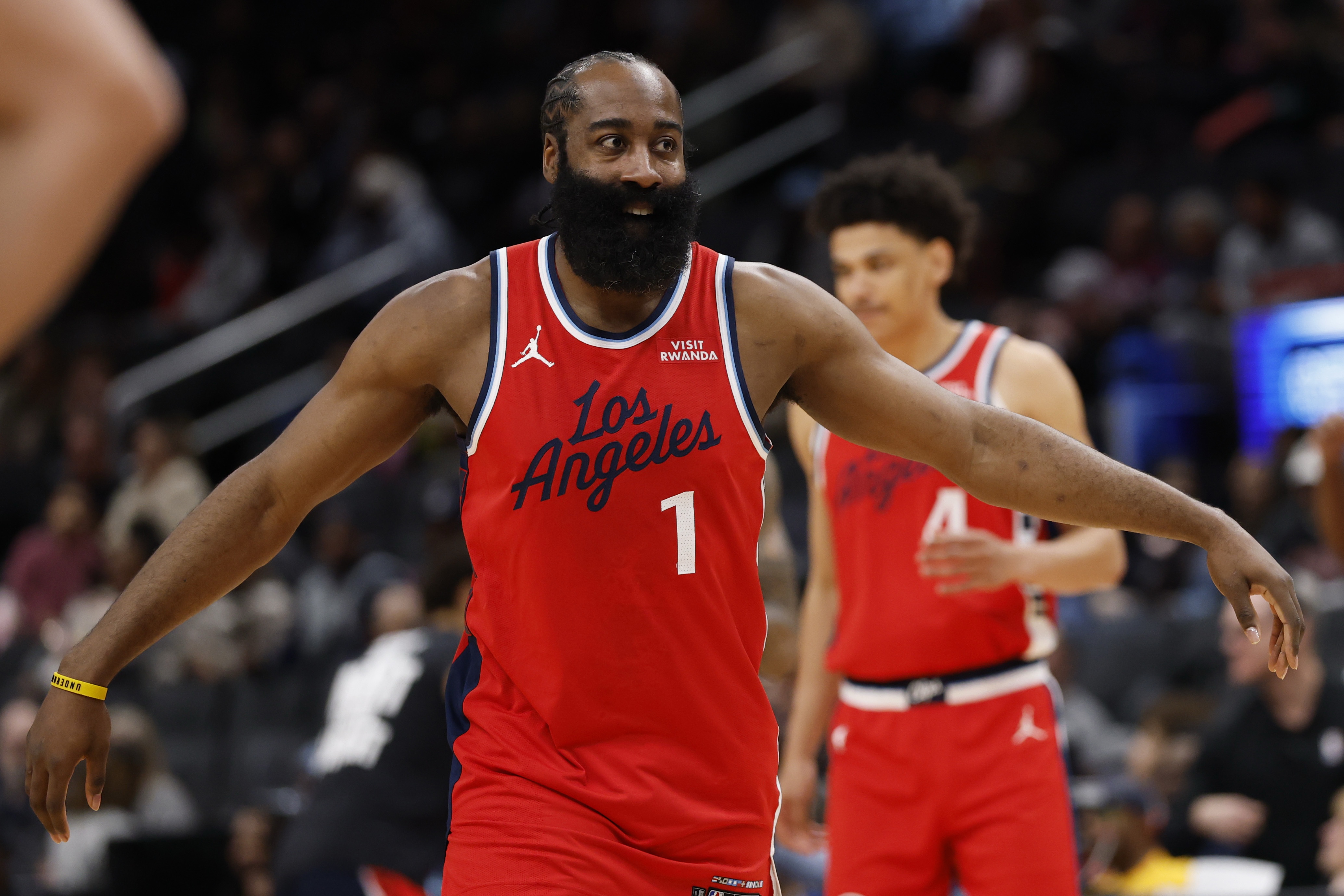 乐鱼体育娱乐-张佳玮：理论上哈登与双塔化学反应很美好 东部一团糟&amp;一切皆可能