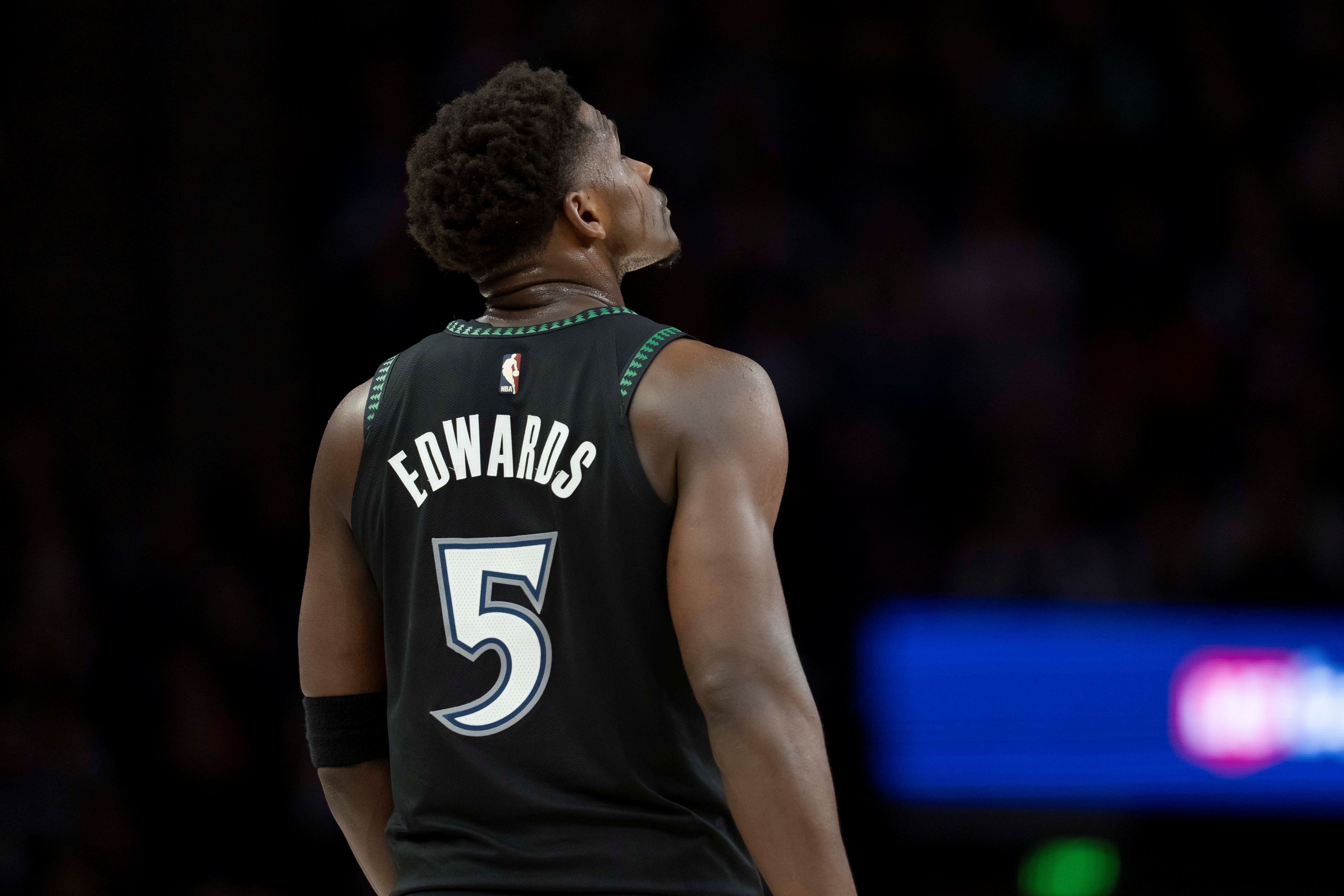 乐鱼-铁麻了！爱德华兹15中2&amp;三分10中1&amp;罚球10中9 仅得14分4助攻