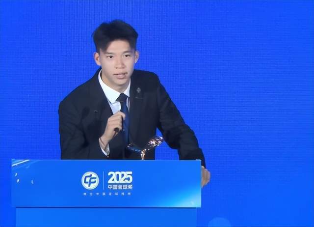 乐鱼体育娱乐-历史第4人：19岁王钰栋包揽中超最佳新人和中国金童奖！