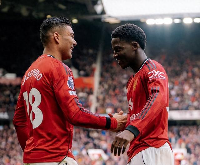 乐鱼体育娱乐-合同仅剩3个月 曼联愿续约34岁胖虎 球迷高喊“再踢1年”挽留|卡塞米罗|皇家马德里|阿莫林|梅努|谈判_新浪体育_新浪新闻