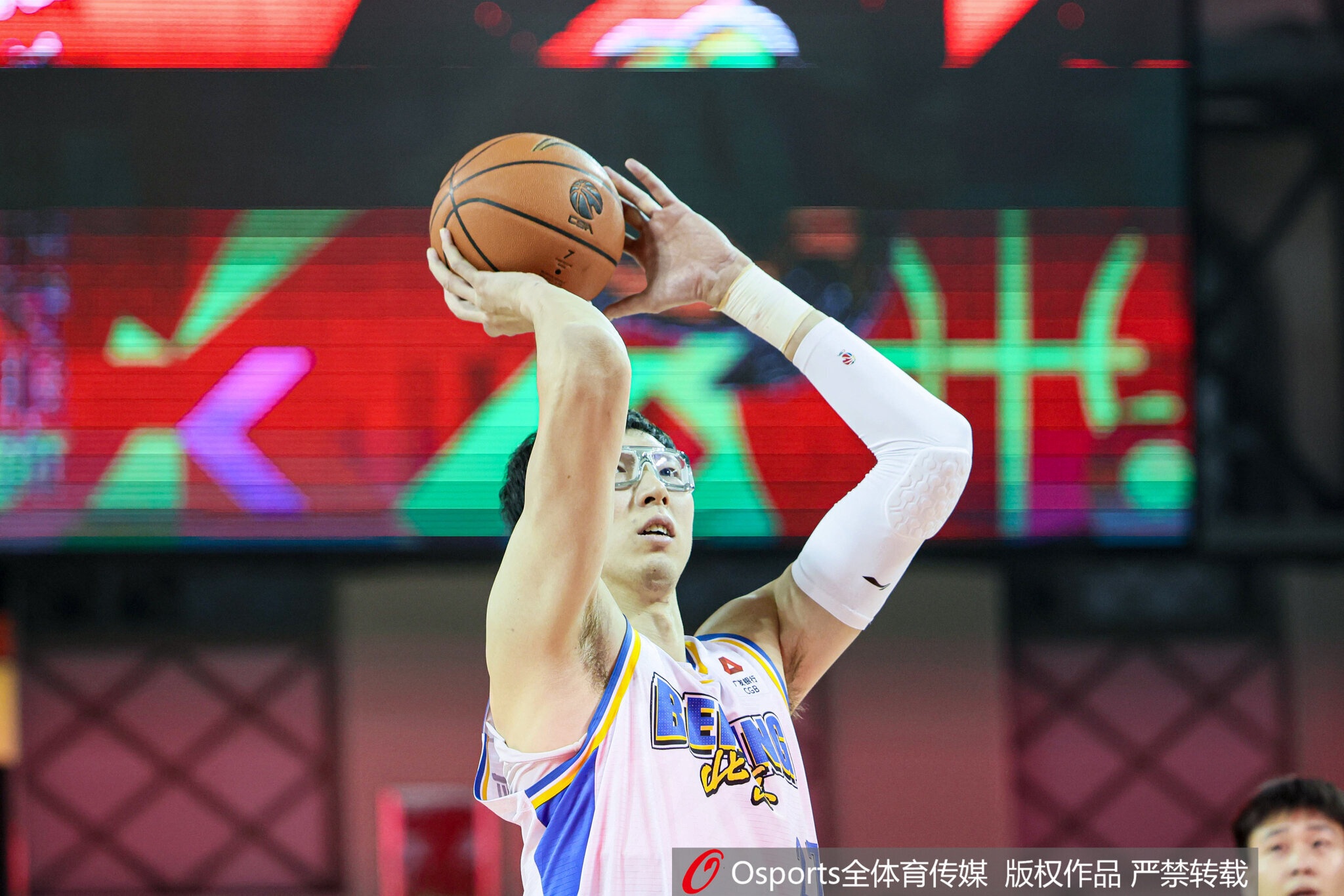 乐鱼体育娱乐-直接对位！周琦半场7分5板1助1帽VS王哲林10分10板2助&amp;6前场板